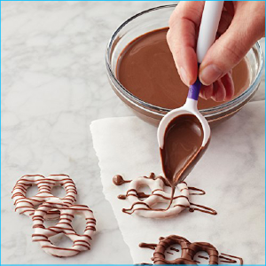 Wilton Candy Melts Drizzling Scoop
